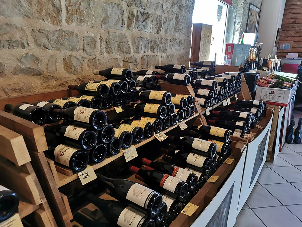 Présentation de la cave et des bouteilles